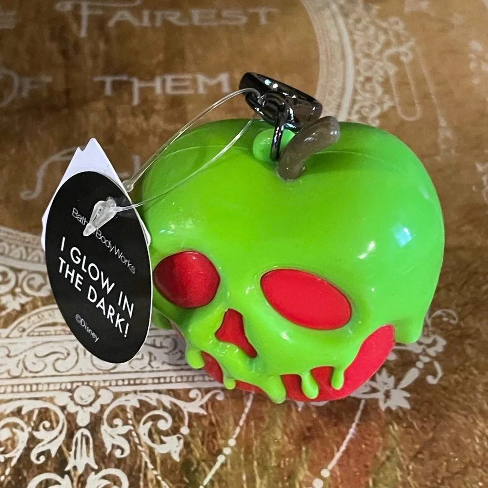 BATH & BODY WORKS Evil Queen Glow-In-The-Dark PocketBac Holder & Hand Sanitizer